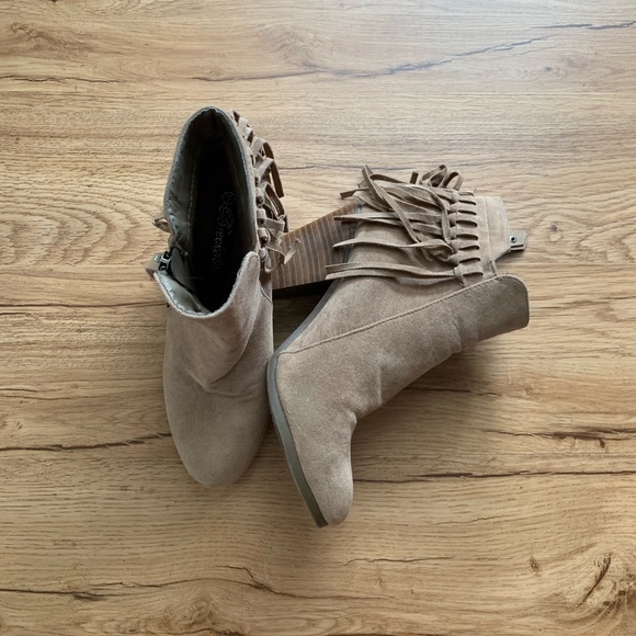 Shoes - Fringe grey booties